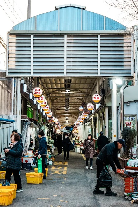 명일전통시장 전경