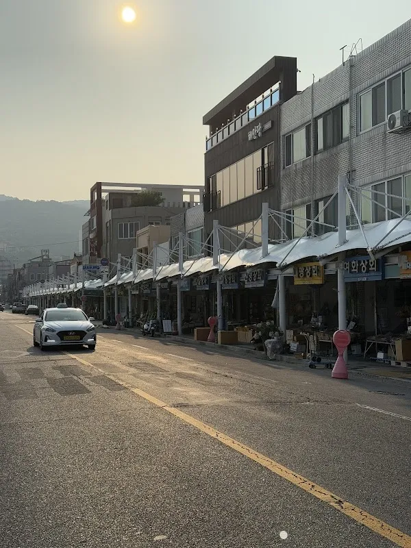 해안로건어물상가시장 전경